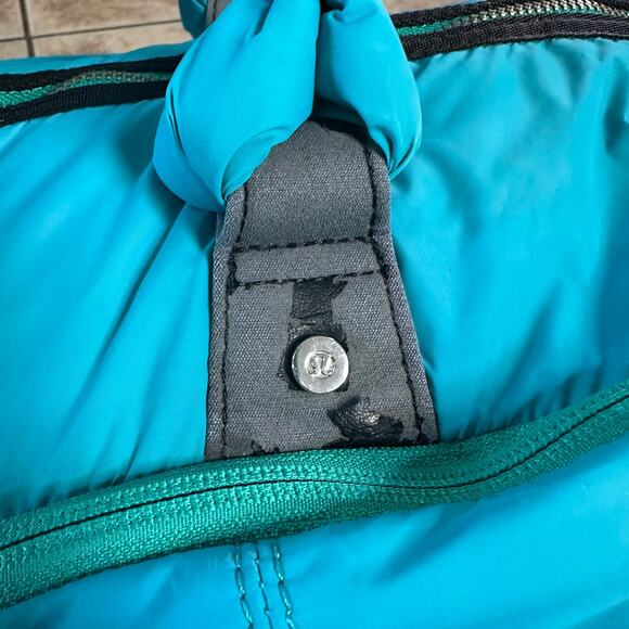 Lululemon Quilted Duffle Bag With Shoulder Strap Turquoise Weekender‎ - Picture 12 of 16